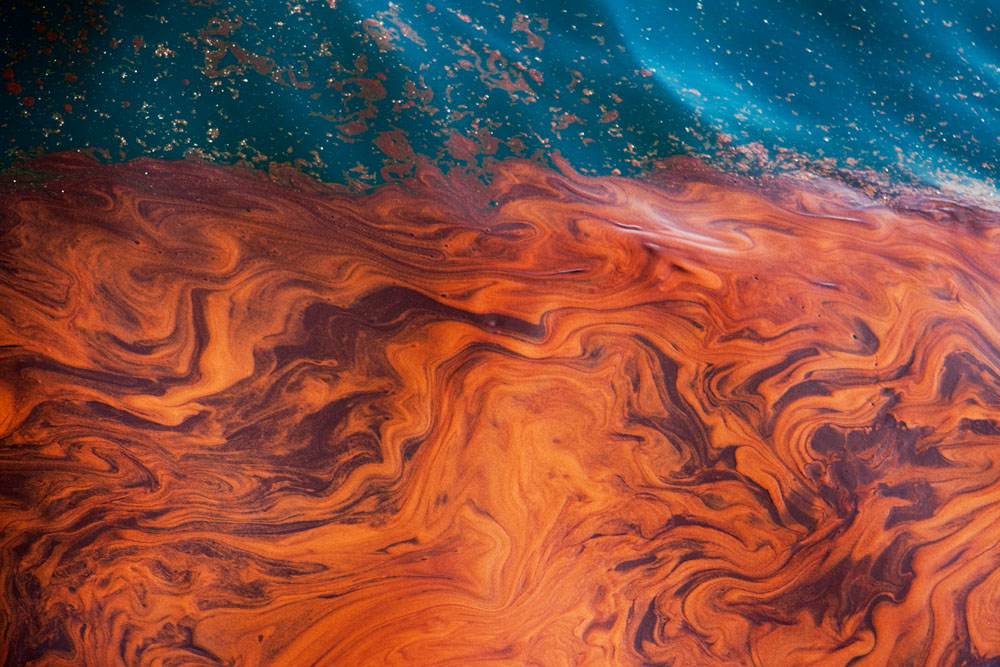 1000x667 Painting In Deadly Oil Benjamin Lowy's Pictures Of The Gulf Spill - Oil Spill Painting