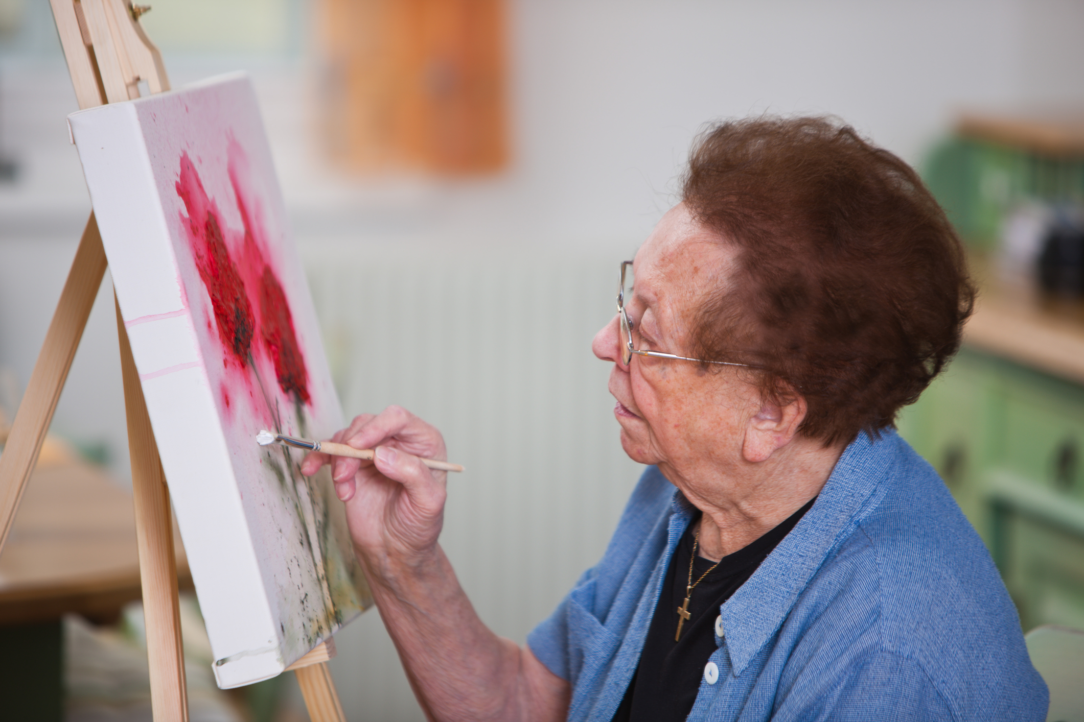 Хочешь заниматься искусством. Рисование для пожилых людей. Рисование для пенсионеров. Арт терапия для пожилых. Рисование пожилого человека.