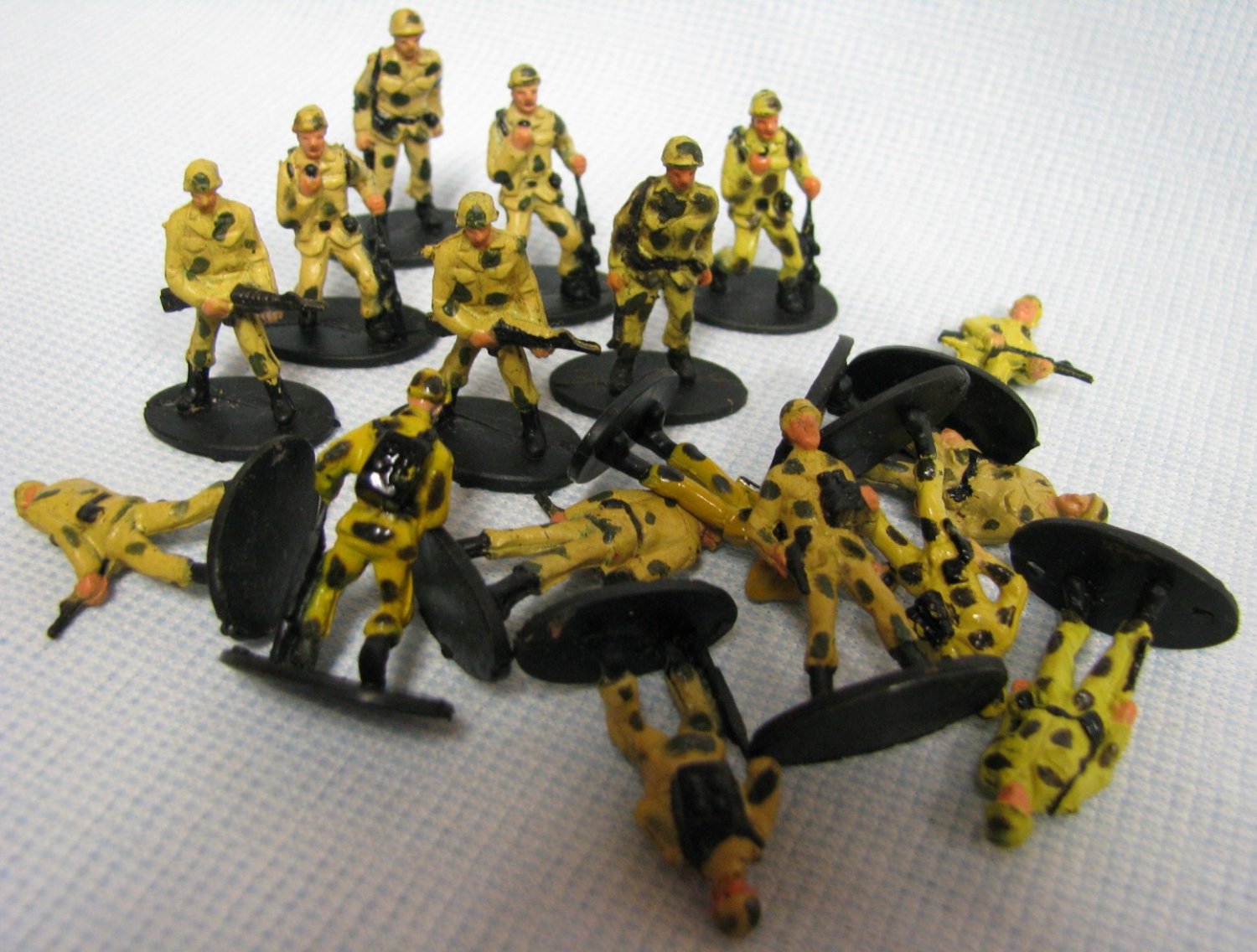 1500x1136 Micro Army Men 20 Painted Plastic Figures - Painting Army Men