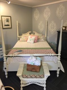 236x314 Poster Bed In Distressed Off White - Painting Beds