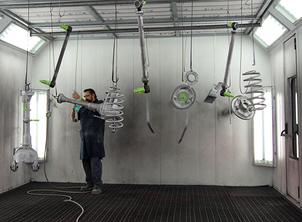 600x441 Mercedes Benz Classic Center Workshop (Notcot) - Painting Car Parts