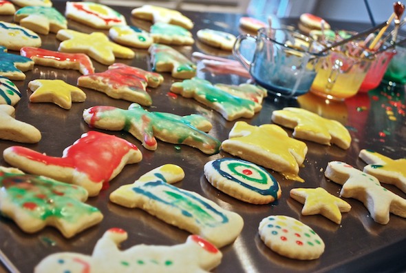 590x396 Modobject - Painting Christmas Cookies