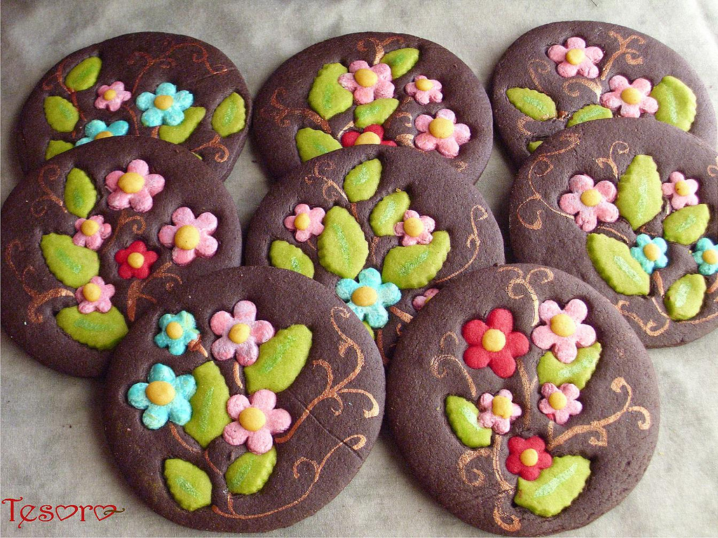 1024x768 Flower Cookies With Copper Painting Chocolate Sugar - Painting Cookies