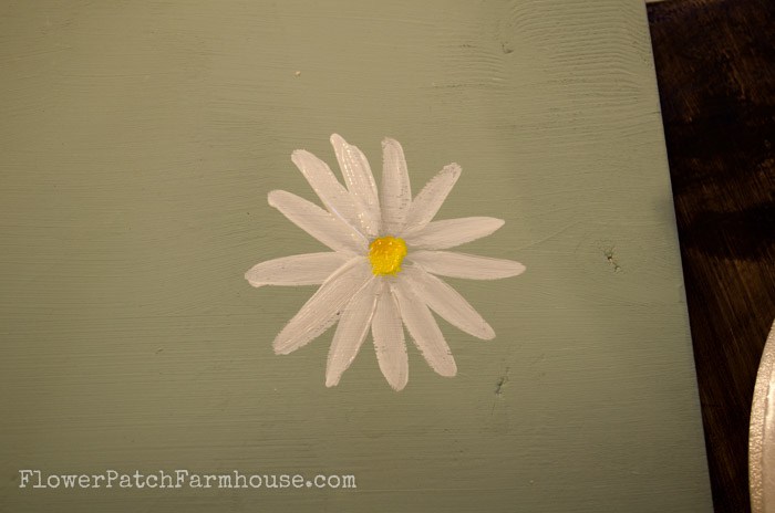 700x464 Hand Paint A Simple Daisy - Painting Daisy