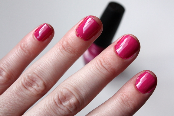 575x384 How To Manicure - Painting Fingernails