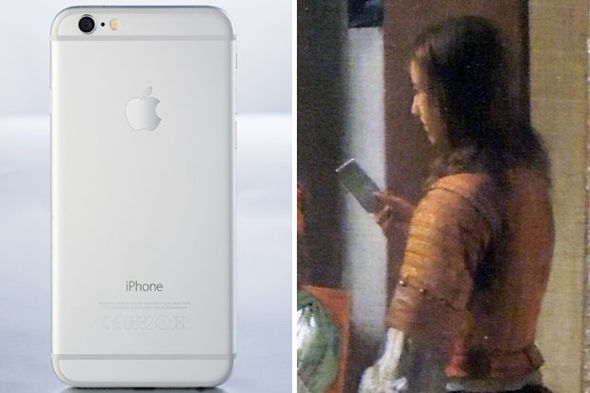 590x393 Proof Of Time Travel Apple Boss Says Iphone In 350 Year Old - Painting For Iphone
