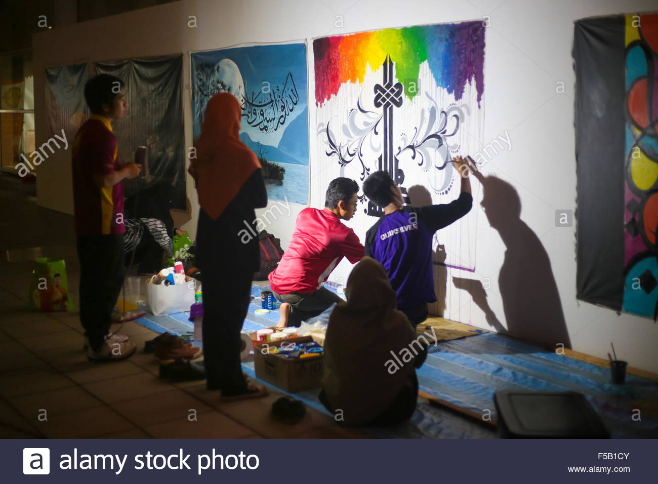 1300x956 Putrajaya, Malaysia, 30 Oct 2015 A Team Of Muslim Teenagers - Painting For Teenagers