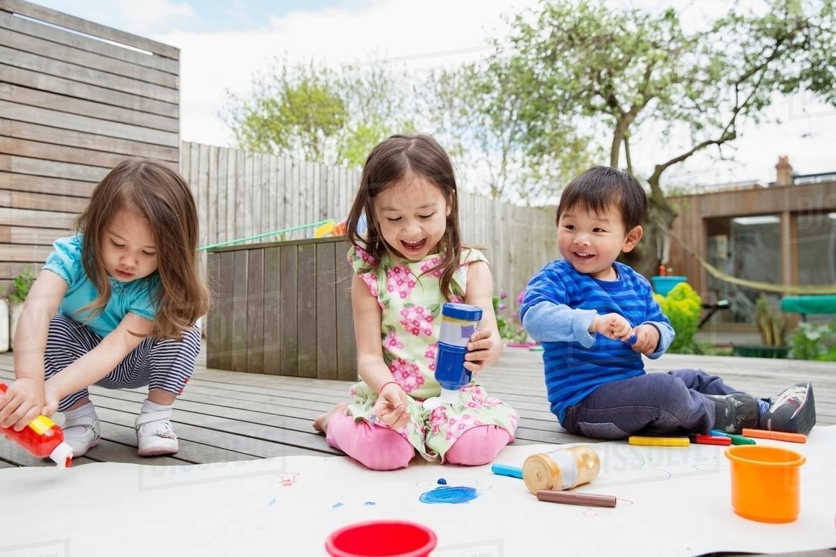 1200x800 Three Young Children Painting And Drawing In Garden - Painting For Young Children