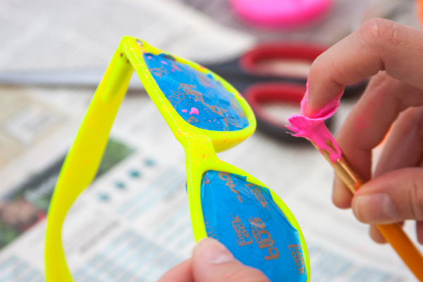 600x400 Make Your Own Glow In The Dark Sunglasses - Painting Glasses Frames