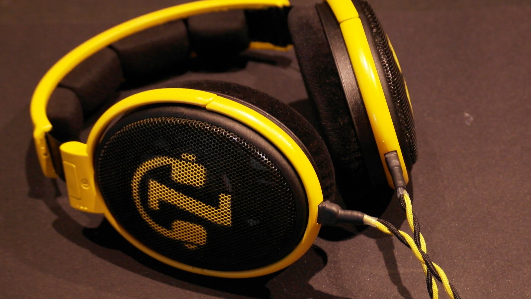 1758x989 Z How - Painting Headphones