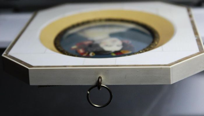 700x399 Miniature Painting Magnifying Glass Painting Auguste Strobel - Painting Magnifying Glass