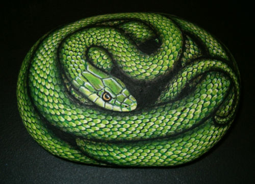 500x361 Rough Green Snake Hand Painted Rock Art Realistic Garden Decor - Painting Of A Snake