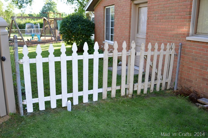 700x465 Spray Painting A Picket Fence - Painting Picket Fence