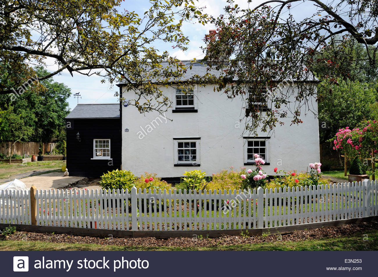 1300x953 White Painted Two Story 17th Century Cottage With Picket Fence - Painting Picket Fence