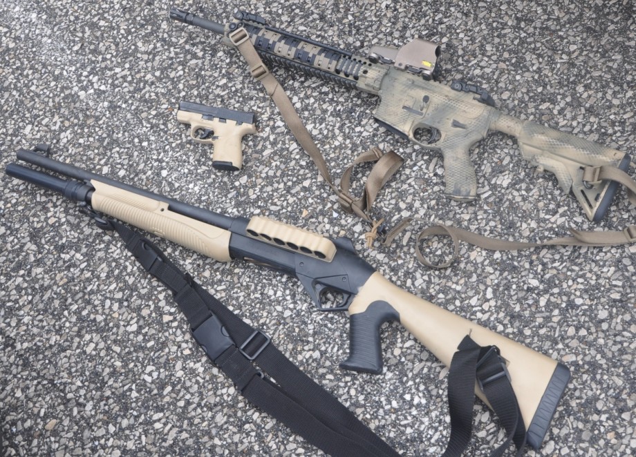 920x662 Potd Spray Painting A Rifle, A Shotgun And A Pistol - Painting Pistol