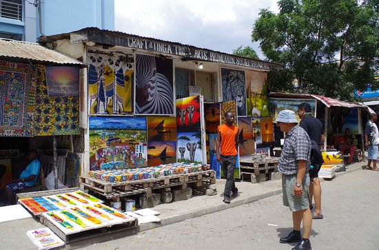 550x364 The Painting Shop Of Tinga Tinga Art Co Operative Society - Painting Shop