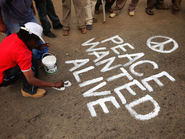 600x450 Solo 7, Painting Slogans Of Peace As Kenya Votes In The 2013 - Painting Slogans