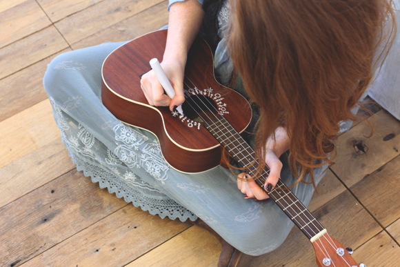 580x387 A Paint Pen Amp A Ukulele - Painting Ukulele