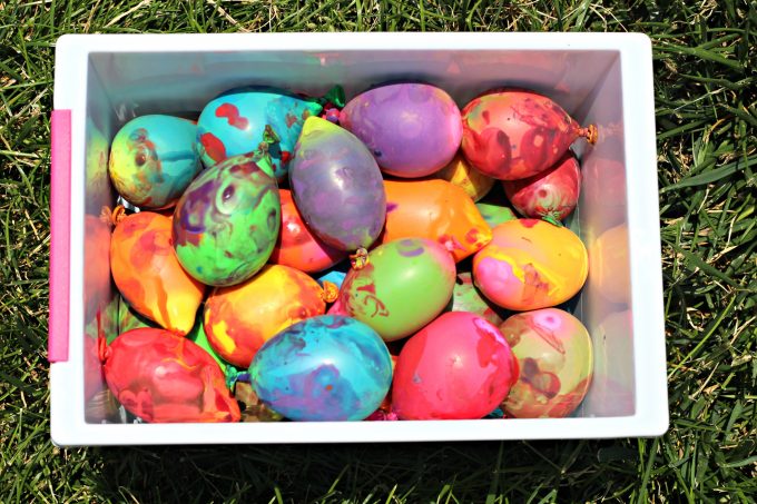 680x453 Water Play Kids Activities - Painting Water Balloons