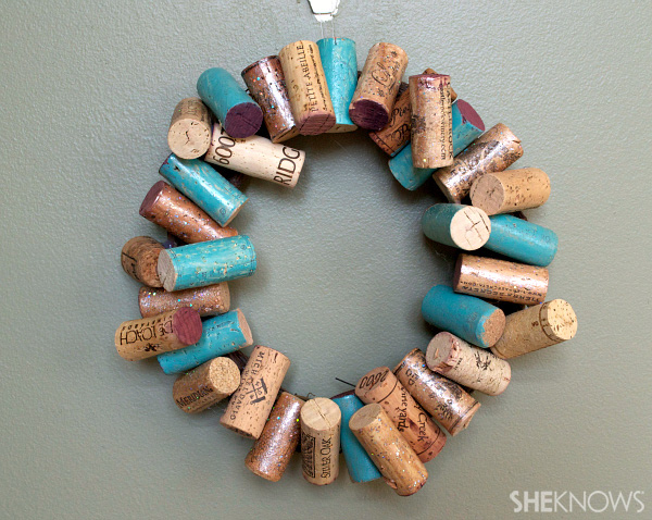 600x478 Diy Painted Wine Cork Wreath - Painting Wine Corks