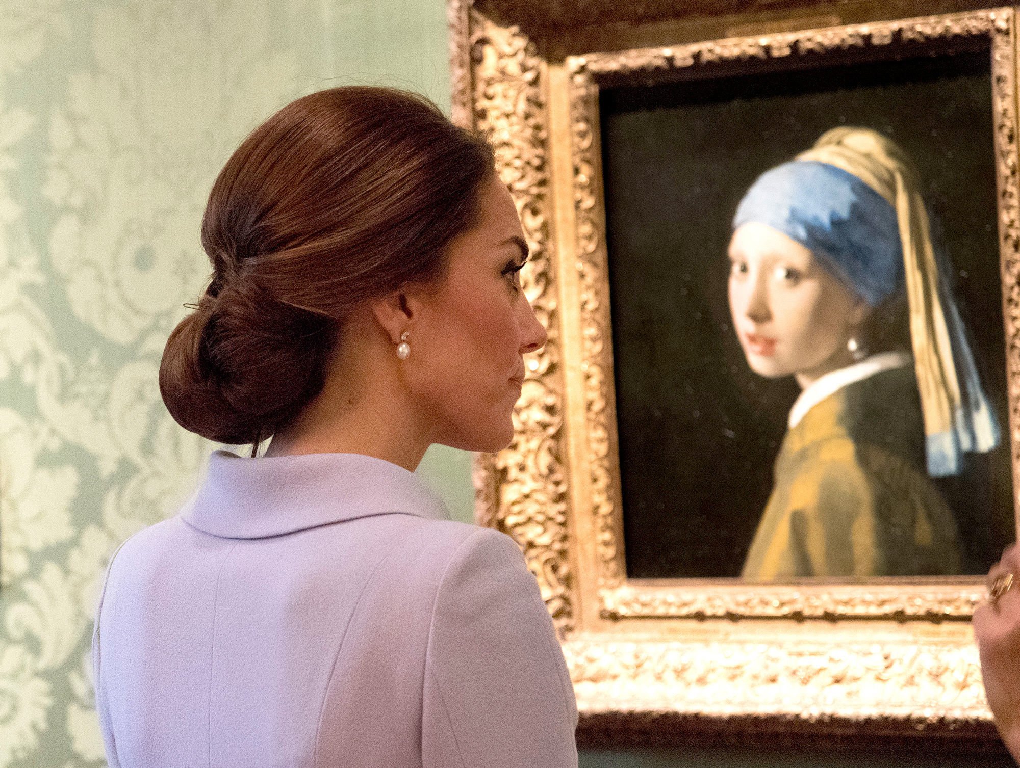 2000x1507 Kate Middleton Views Girl With A Pearl Earring - Pearl Earring Painting