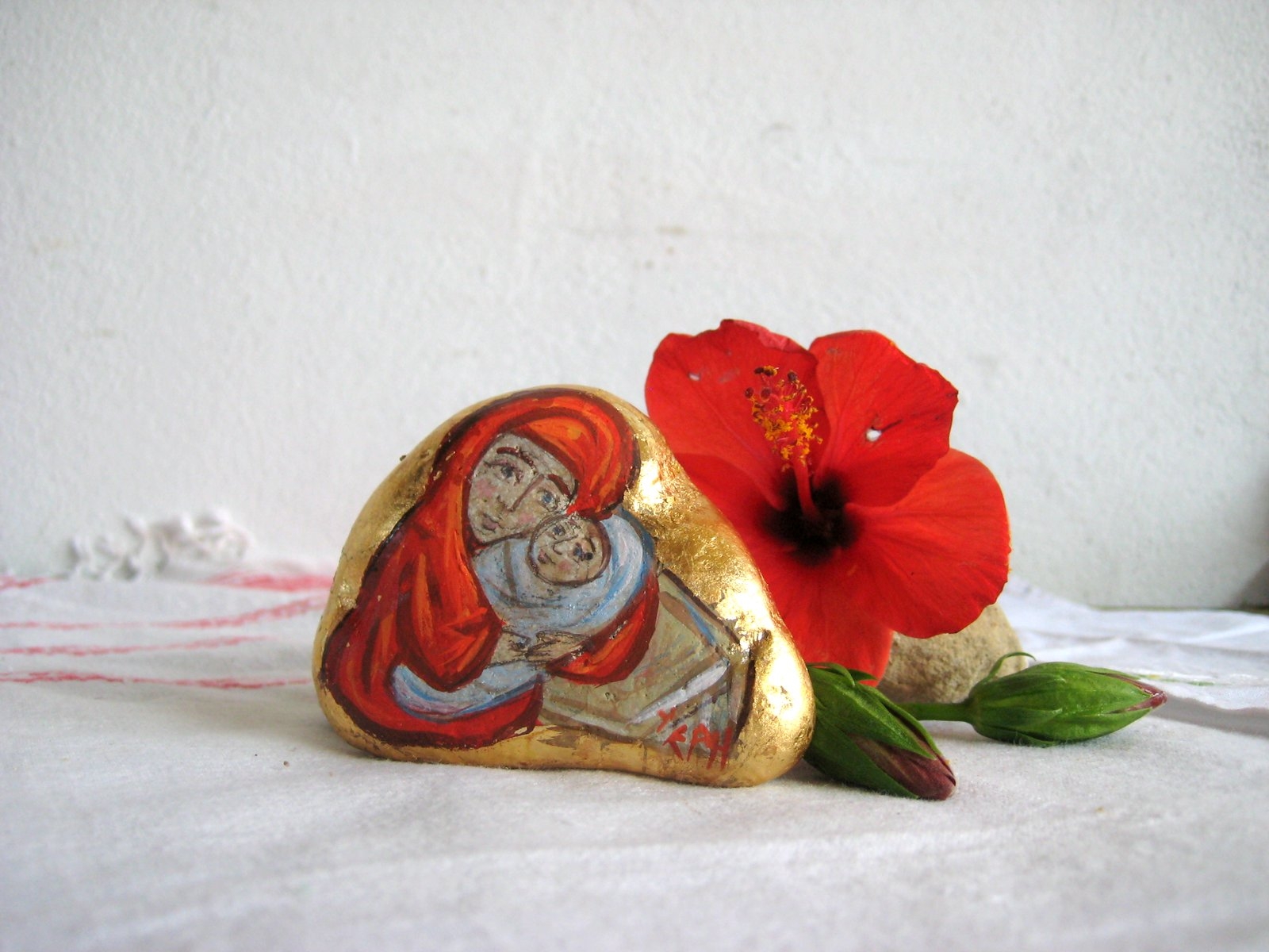 1600x1200 Nativity Painted On Beach Stone Holy Mother And Child Christ Xmas - Pebble Art Painting