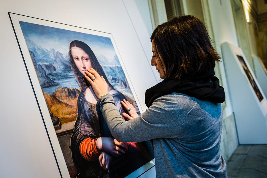 900x600 This Is The First Museum Where Blind People Can See Art With Their - People Painting