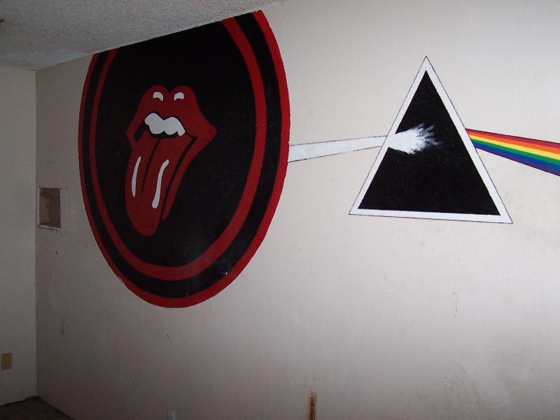 800x600 The Rolling Stones Amp Pink Floyd Slept Here Ugly House Photos - Pink Floyd The Wall Painting