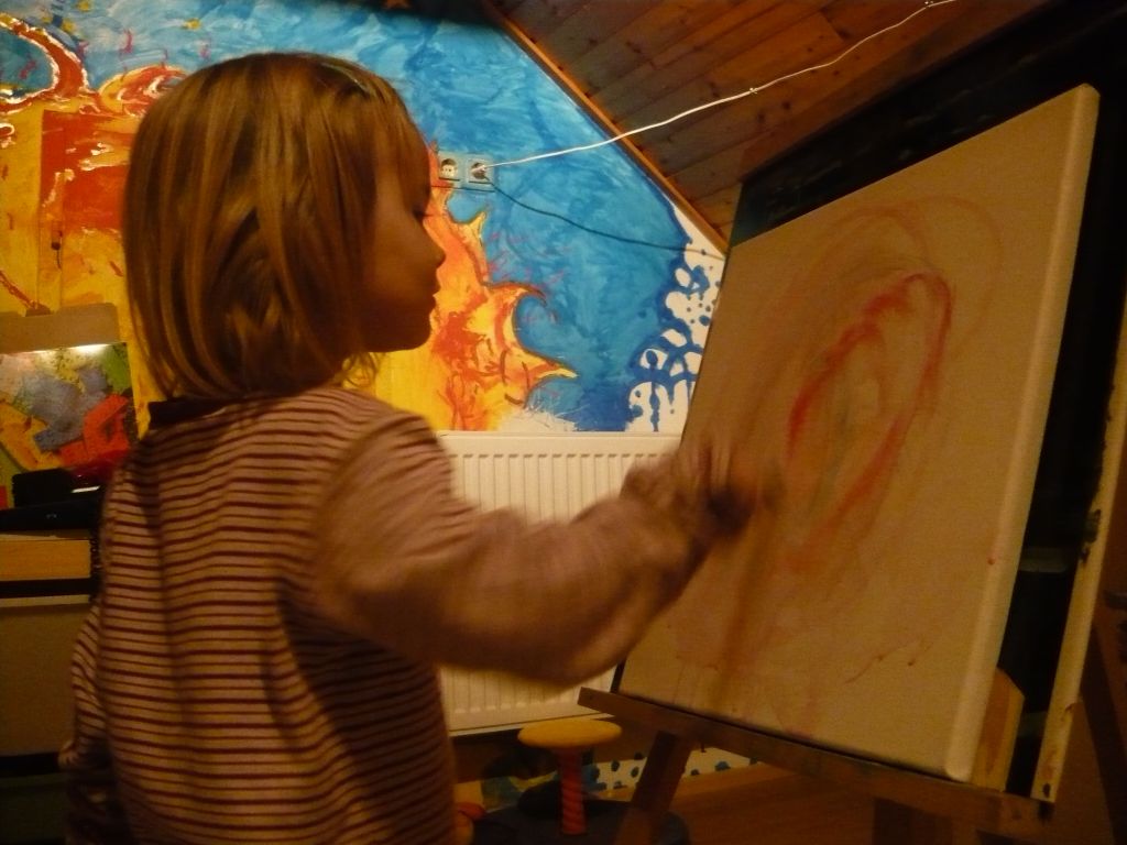 1024x768 Lidia During Painting Moon Lidia Pinta Moon - Pinta Painting