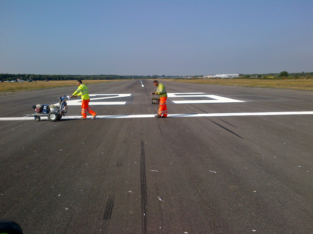 1024x768 Riggotts - Runway Painting