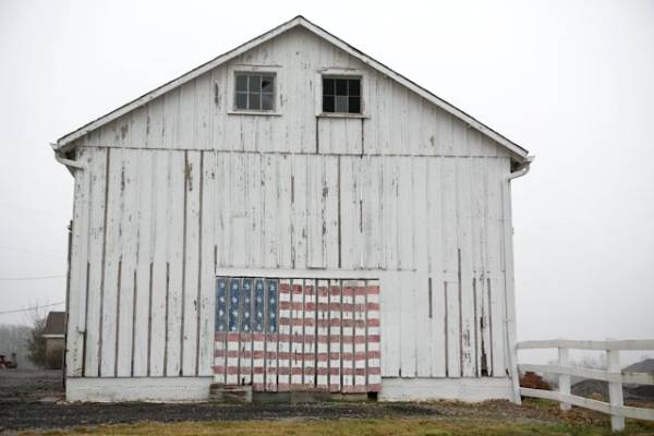 600x400 Rustic Barn With American Flag Painting - Rustic American Flag Painting