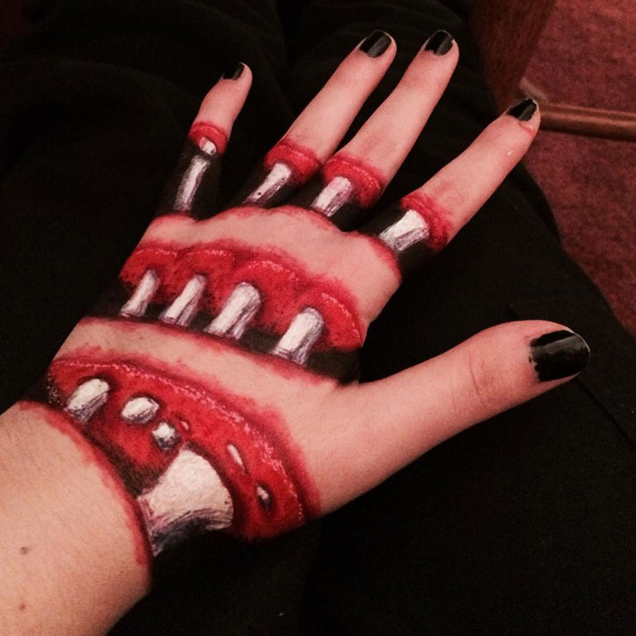 915x915 Artist Painted Her Hand Creepy Body Art Sliced Up - Skeleton Hand Painting