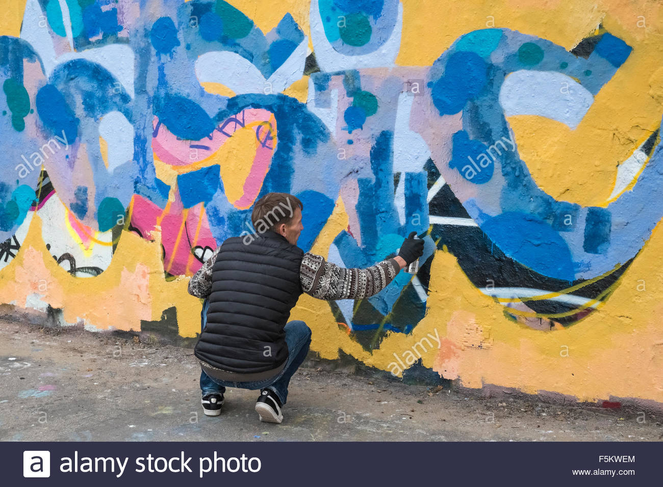 1300x956 Graffiti Artist Spray Painting Part Of Former Berlin Wall - Spray Painting