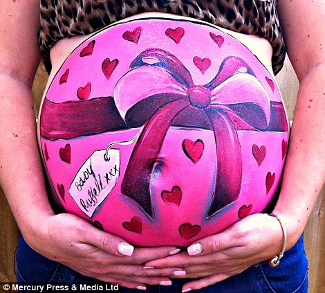 470x423 Bumps Of Art Artist Paints Intricate Pictures On Expectant - Stomach Painting