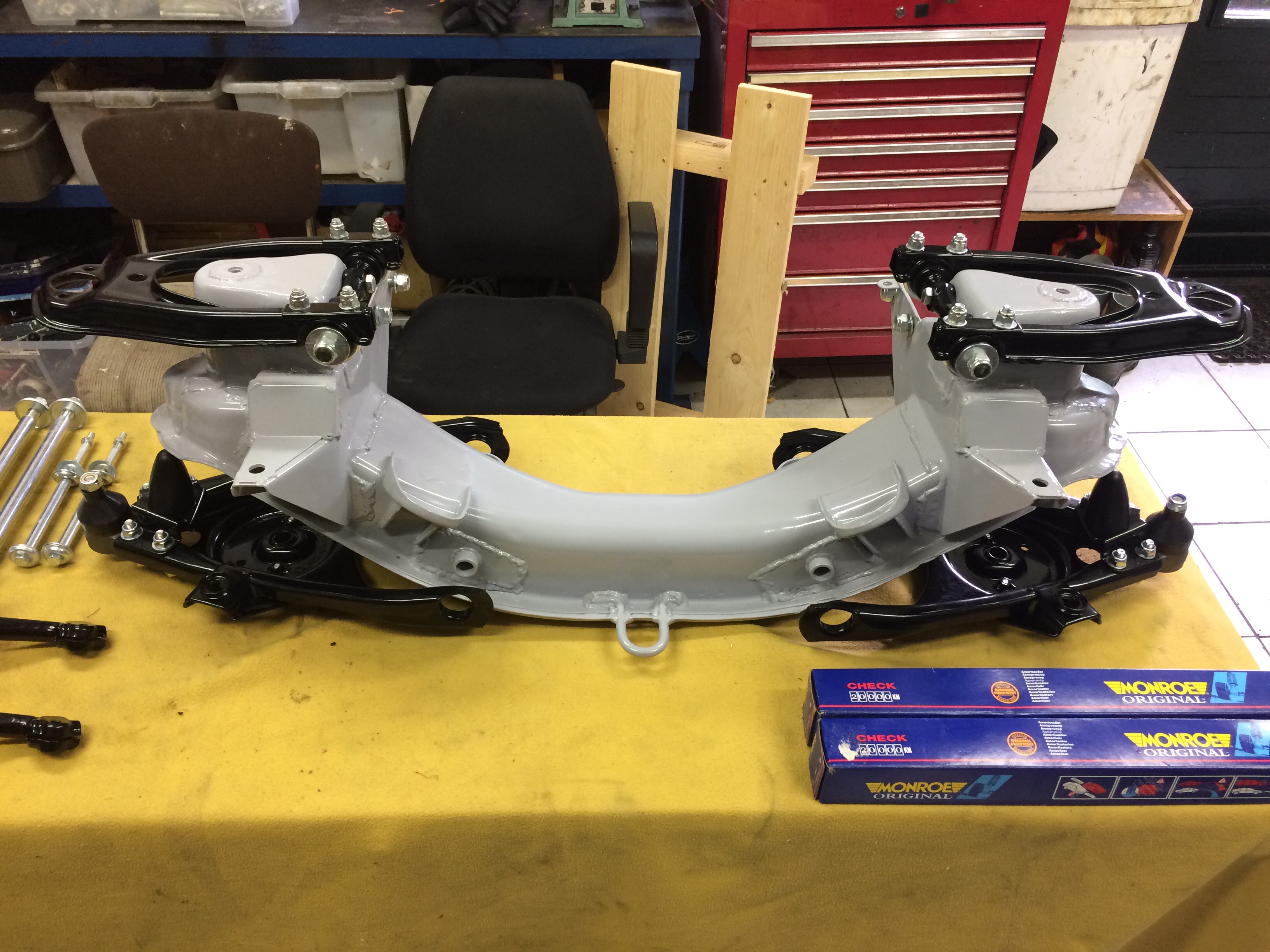 3264x2448 Suspension Volvo 1800s - Suspension Painting