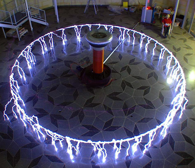 630x541 Long Exposure Of A Tesla Coil And 18 More Oddly Satisfying - Tesla Coil Painting