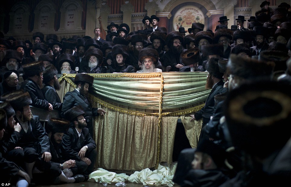 964x620 Rooted In Tradition Amazing Pictures Of Segregated Orthodox - The Jewish Bride Painting