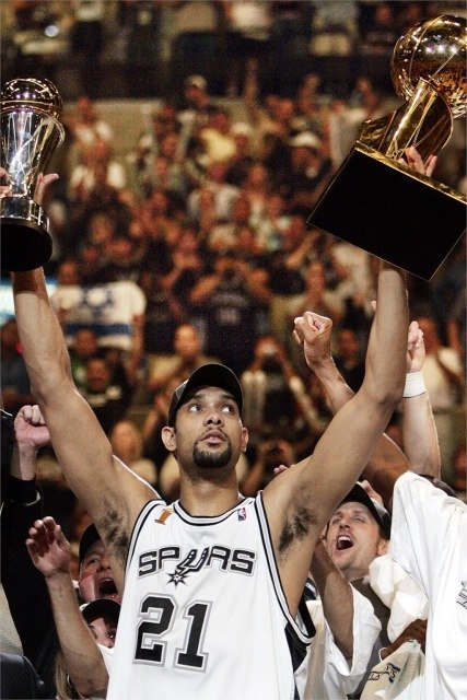 427x640 San Antonio Spurs Tim Duncan Holding A Trophy Silk Fabric Canvas - Tim Duncan Painting