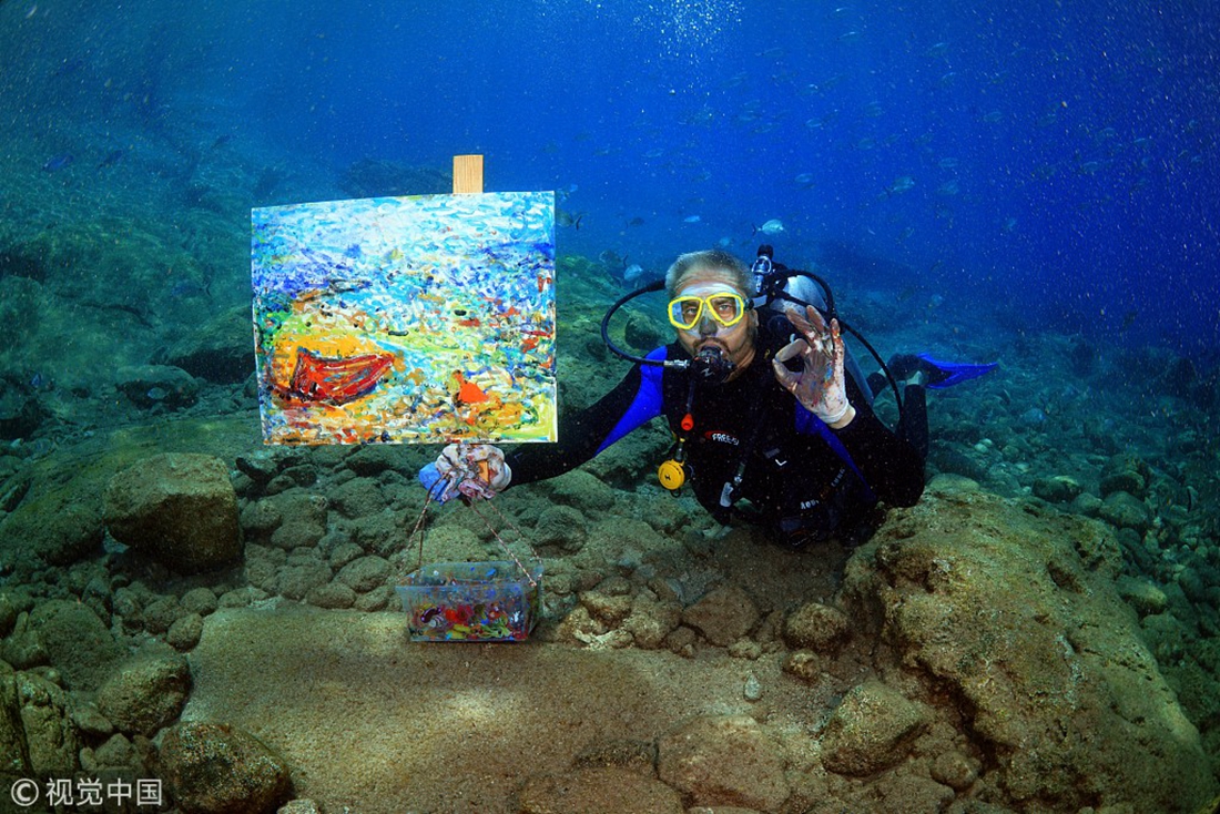 1100x734 Underwater Artists Paint Colorful Pieces In Turkey - Underwater Painting