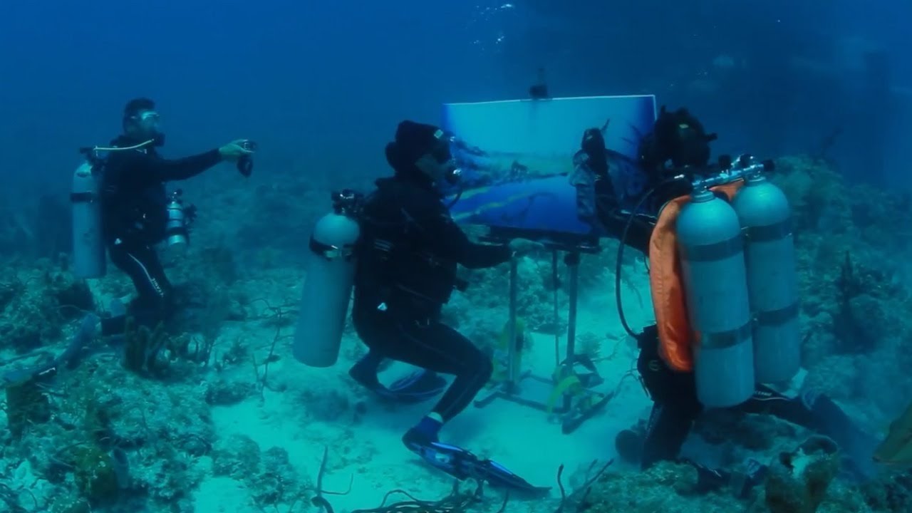 1280x720 Artist Shows What It's Like To Paint Underwater - Underwater Painting Artist