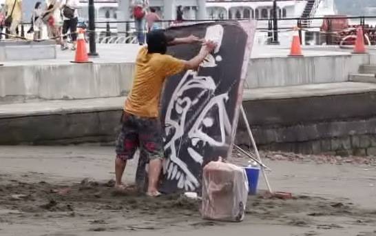 546x342 Street Artist Creates Incredible Portrait In Just A Few Minutes - Upside Down Bruce Lee Painting