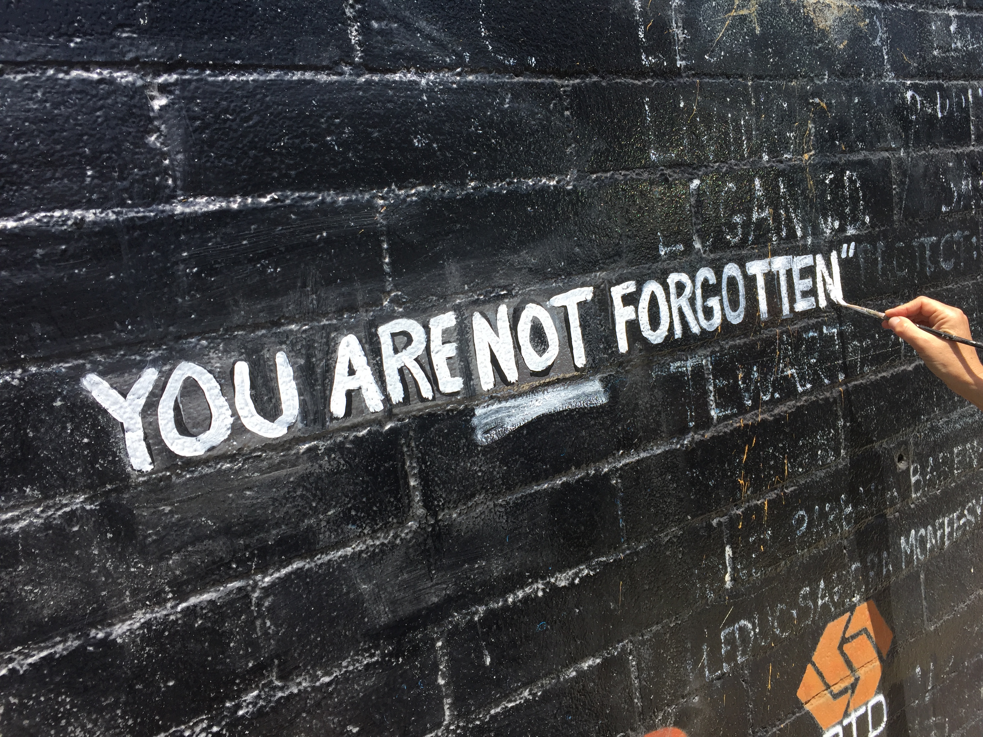 3264x2448 Venice Memorial Anonymous Painter Re Painting Important Words - Vietnam Memorial Painting