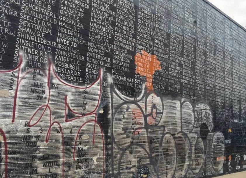 842x609 Fact Check Vietnam Memorial Vandalized With Graffiti - Vietnam Memorial Painting