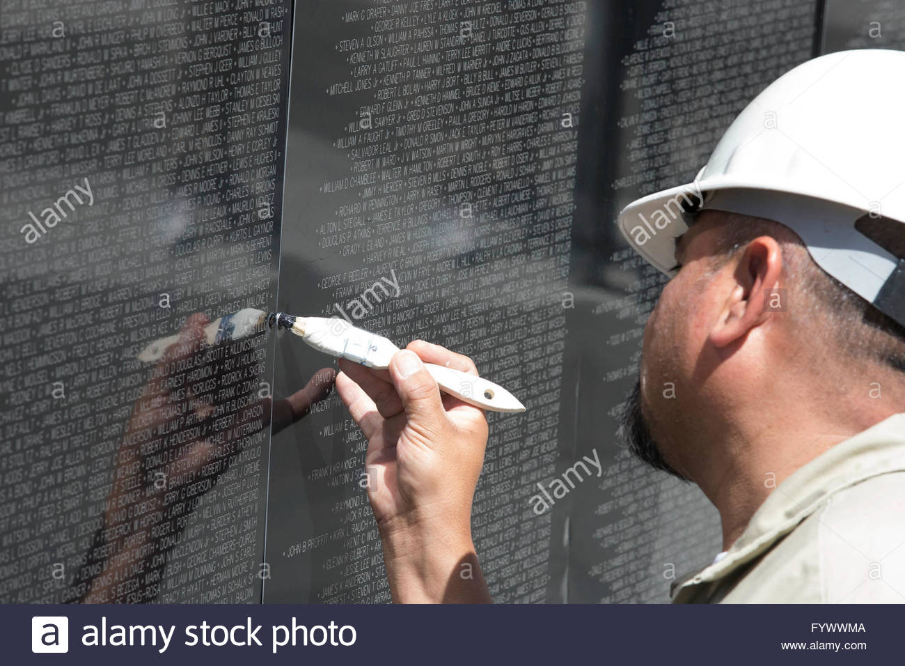 1300x956 Painter Repairs The 12 Size Replica Of The Vietnam Veterans - Vietnam Veterans Memorial Painting