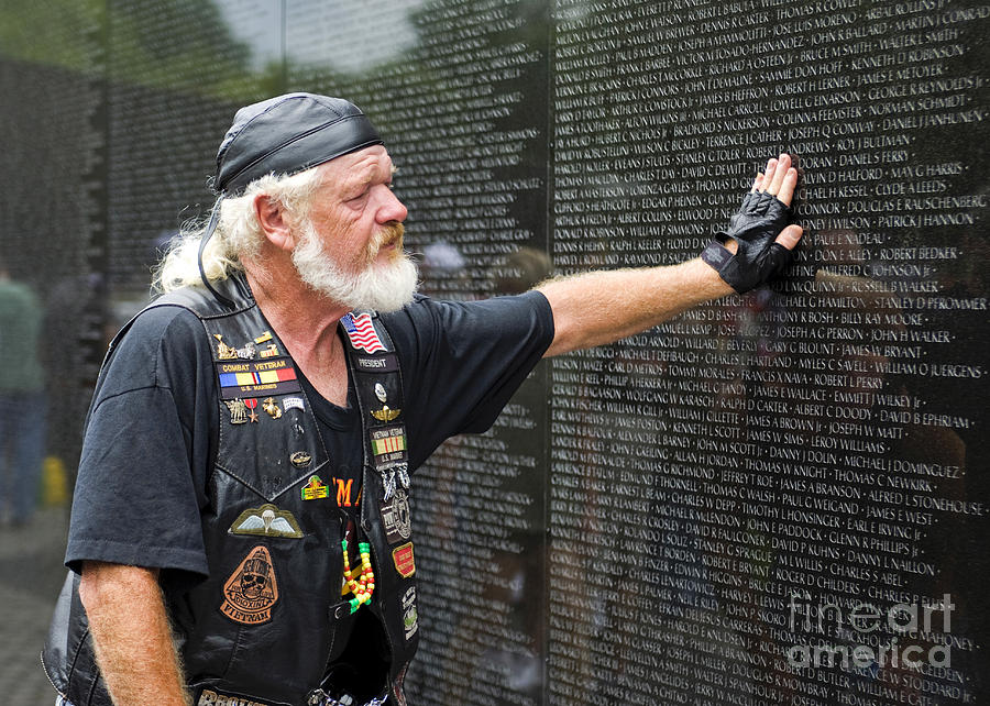 900x642 Vietnam Veteran Pays Respect To Fallen Soldiers At The Vietnam War - Vietnam Veterans Memorial Painting