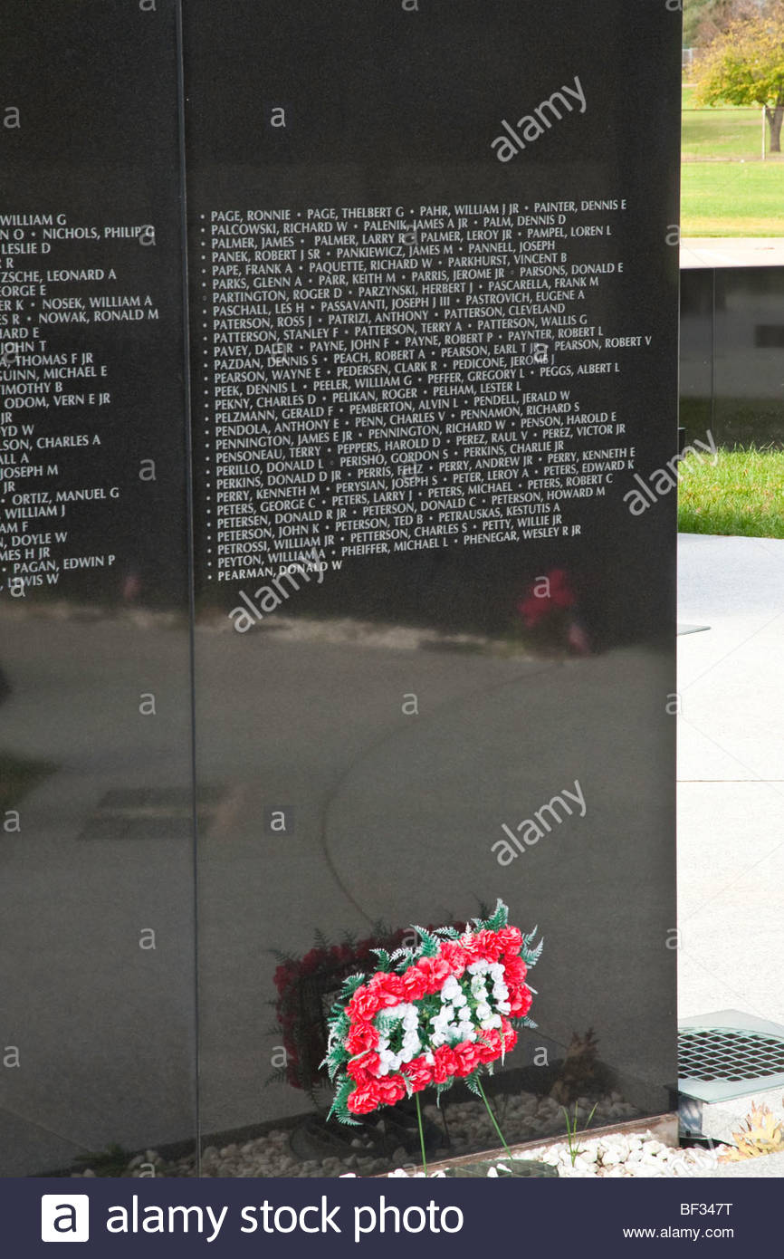 866x1390 Illinois Vietnam War Veterans Memorial Stock Photo 26499420 - Vietnam Veterans Memorial Painting