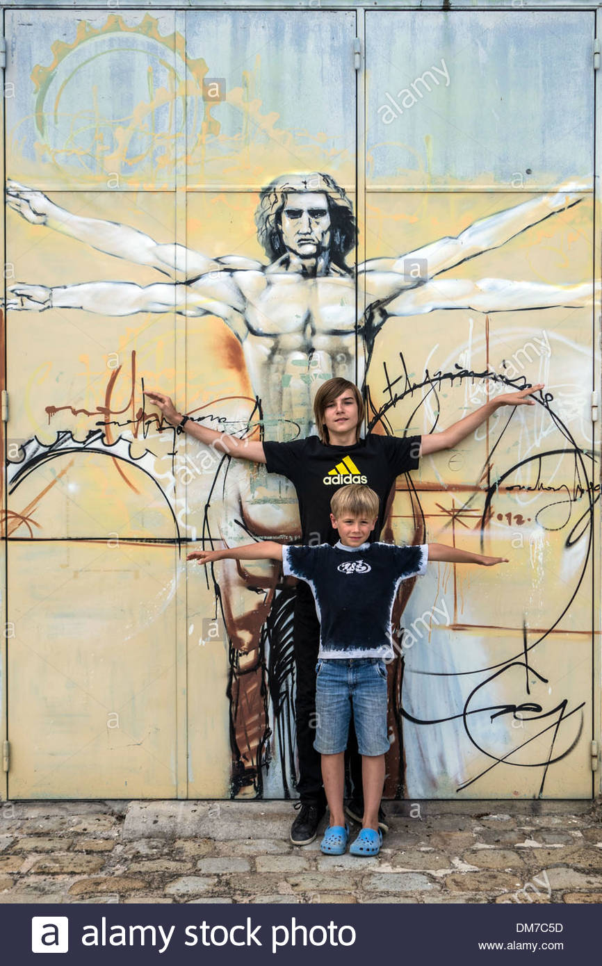 866x1390 Children With Crossed Arms In Front Of The Vitruvian Man - Vitruvian Man Painting
