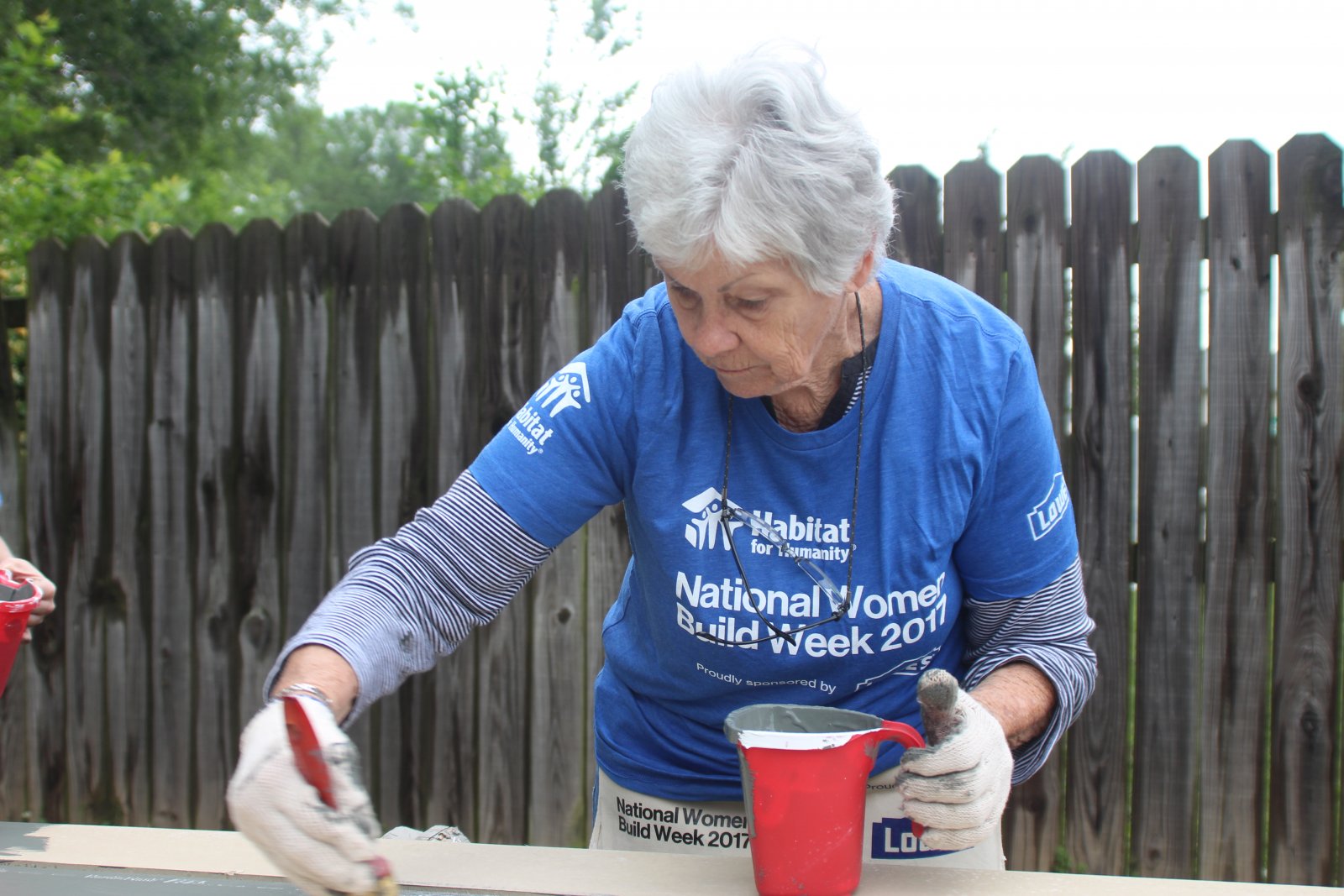 1600x1067 14. Woman Volunteer Painting - Volunteer Painting