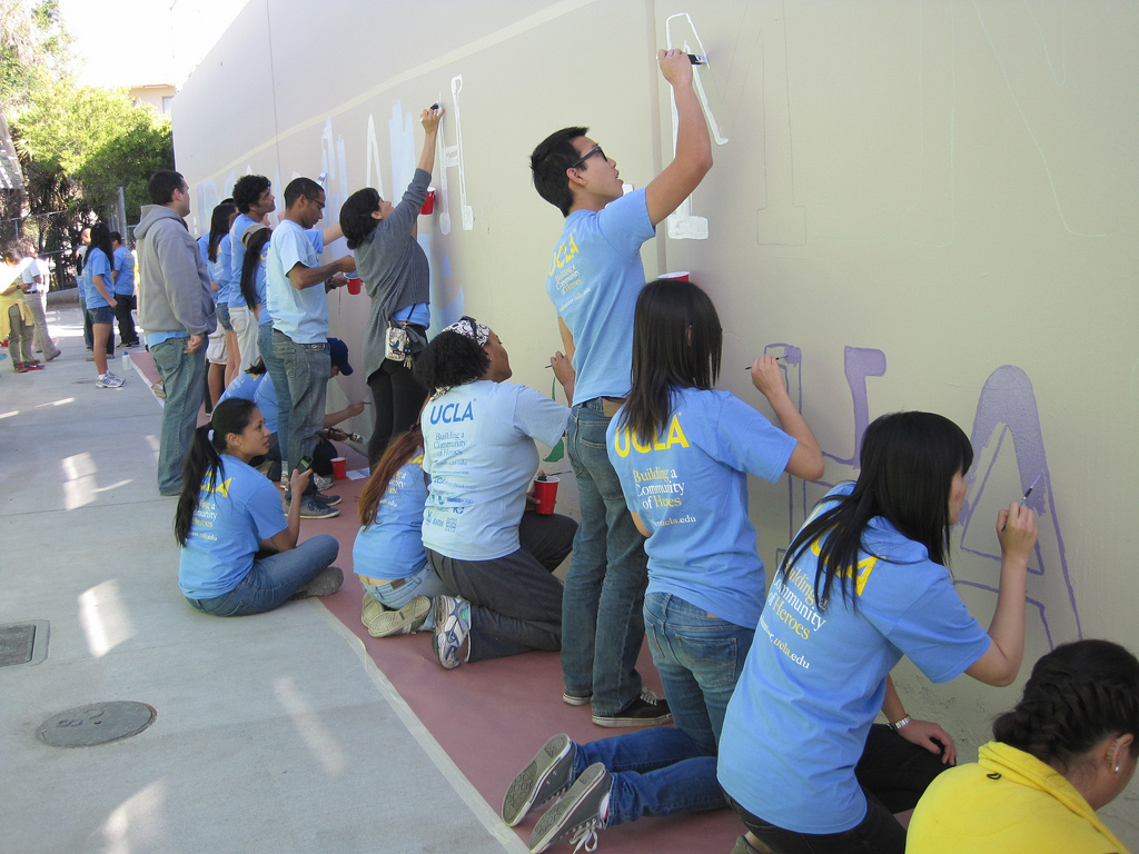 1024x768 One Bus One Cause At A Glance Ucla Volunteer Center - Volunteer Painting