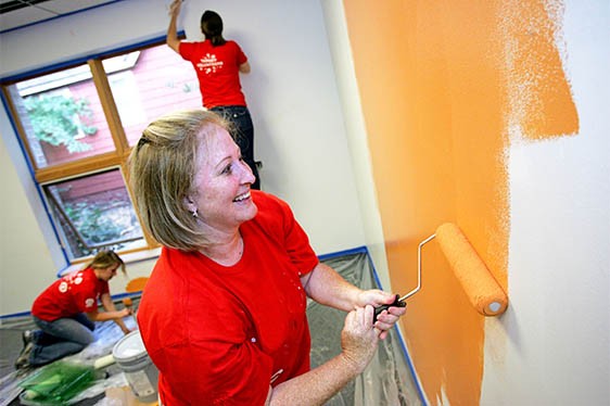 562x374 8 Questions To Ask Yourself Before Volunteering The Salvation Army - Volunteer Painting